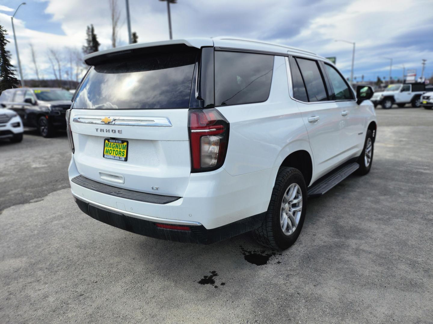 2021 WHITE /BLACK CHEVROLET TAHOE LT (1GNSKNKD5MR) with an 5.3L engine, Automatic transmission, located at 1960 Industrial Drive, Wasilla, 99654, (907) 274-2277, 61.573475, -149.400146 - Photo#5